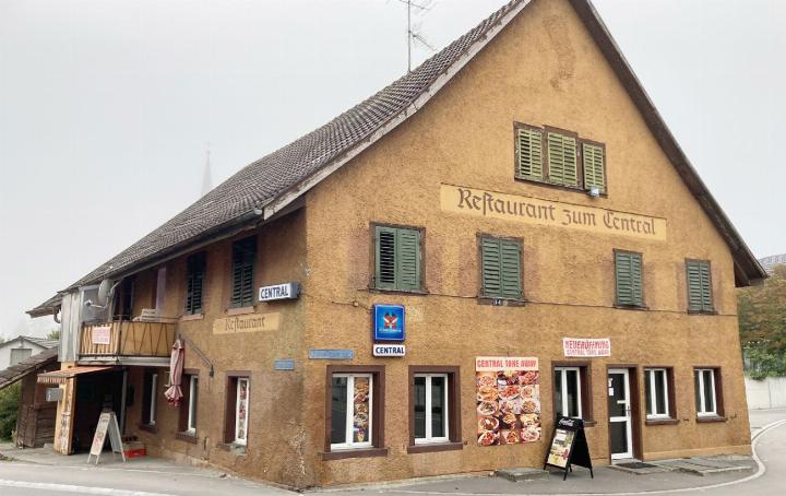 Menschenleer: Das «Central Take-away» ist zu. Kleines Bild: Pächter Sadik Usta im November 2024. Fotos: mbe/dl