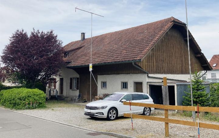 Auf der Parzelle 270 werden zwei Mehrfamilienhäuser mit 13 Wohnungen entstehen. Das bestehende Gebäude soll zurückgebaut werden. Foto: Archiv/ml