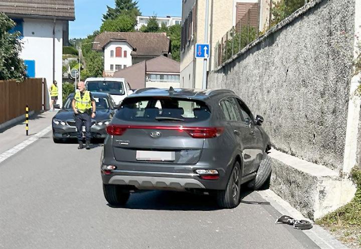 Das Auto der Fahrerin, welche gegen einen Mauervorsprung an der Oberdorfstrasse fuhr. Sie hatte Vortritt, kam aber von der Strasse ab. Foto: Kapo