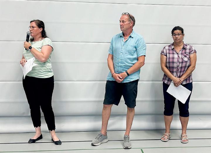 Niederwiler Vereine stellten einen Zusatzantrag zum Neubau Gemeindehaus. An der Gemeindeversammlung wurde er von Markus Humbel, flankiert von Irma und Helen Meier (Bild), im Namen der Vereine vorgestellt. Nachdem ihr Änderungsantrag an der Gmeind deutlich abgelehnt wurde, ergriffen die Vereine das Referendum. Foto: Archiv, hhs