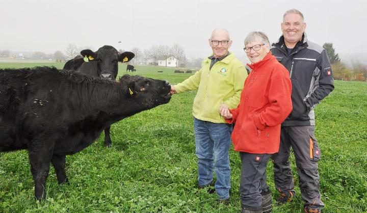Die Angusrinder vom Wendelinhof kennt jeder in der Region. Eine weitere Besonderheit: die Mutterkuhhaltung, mit der Hans und Rösli Vock (v. l.) Pioniere waren. Heute führt Sohn Lukas (r.) mit seiner Frau Esther den Hof. Foto: ml