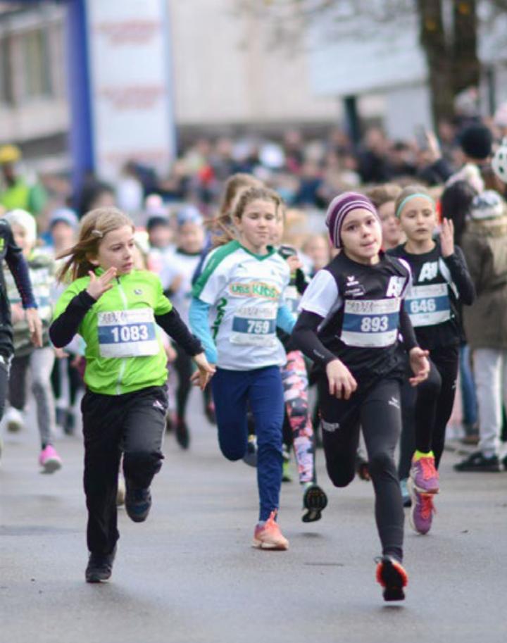 Firmenläufe, Erwachsenenläufe und diverse Kategorien für Jugendliche und Kinder: Das ist der Rohrdorfer Chlauslauf. Foto: zVg