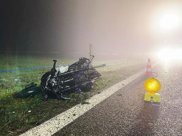 Im November 2022 kam es auf der Landstrasse zwischen Busslingen und Künten zu einem tödlichen Unfall mit einem Motorradfahrer. Der unfallverursachende Autolenker wurde diese Woche durch das Obergericht zu einer unbedingten Freiheitsstrafe von sechseinhalb Jahren verurteilt. Foto: Kantonspolizei Aargau
