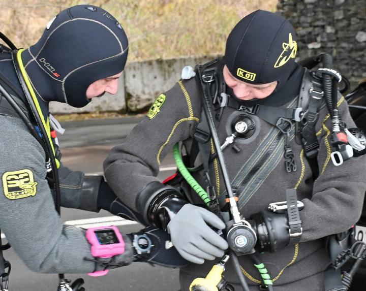 Maik Thronicker und Brigitte Oberbühler checken die Ausrüstung, bevor sie abtauchen. Fotos: sl