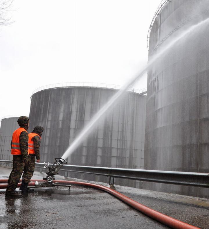 Teile des Katastrophenhilfebereitschaftsbataillons aus Bremgarten rückten mit Wasserwerfern an, die bis zu 2000 Liter Wasser versprühen können. Foto: ml
