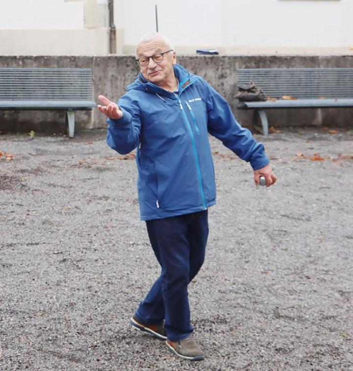 Show und Witz gehören beim Pétanque-Spiel dazu.