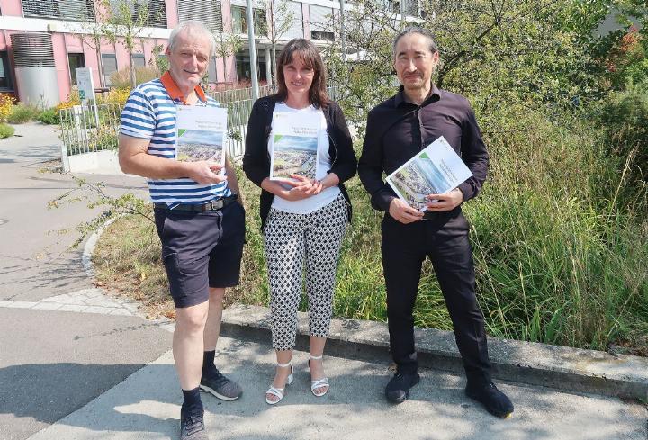 Die Neugestaltung des Stadtbachs beim Alterszentrum ist ein Beispiel für eine gelungene ökologische Aufwertung. Birdlife-Präsident Thomas Lang, Stadtpräsidentin Györgyi Schaeffer und der neue Leiter Bau & Planung, Marcus Hsu. mit dem Massnahmenplan in der Hand (v. l.). Foto: mbe