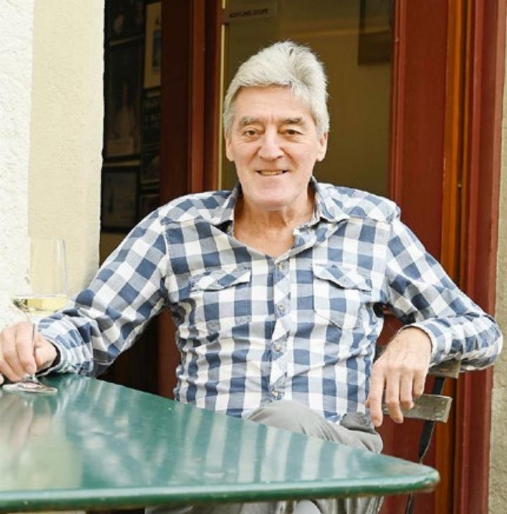 Urs Weber vor seinem Tradinoi an der Scheunengasse. Foto: zVg