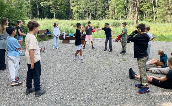 Beim Bräteln und Spielen des Mojuro-Sommerferienprogramms. Fotos: zVg