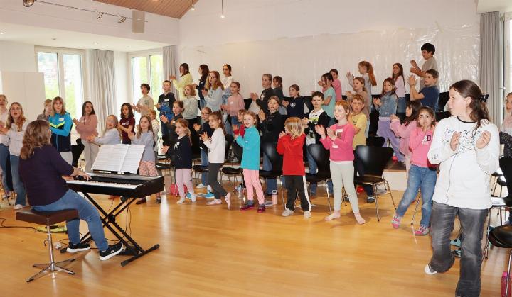 Monika Mayer (links) übte mit den Kindern und Jugendlichen mitreissende Lieder für das Musical ein. Fotos: dg