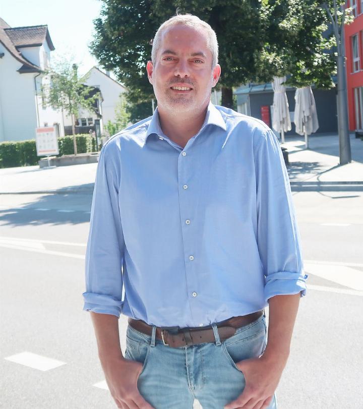 Stephane Huguenin ist bereit, neben Familie und Unternehmen neu auch Verantwortung als Gemeinderat in Niederrohrdorf zu übernehmen. Foto: mbe