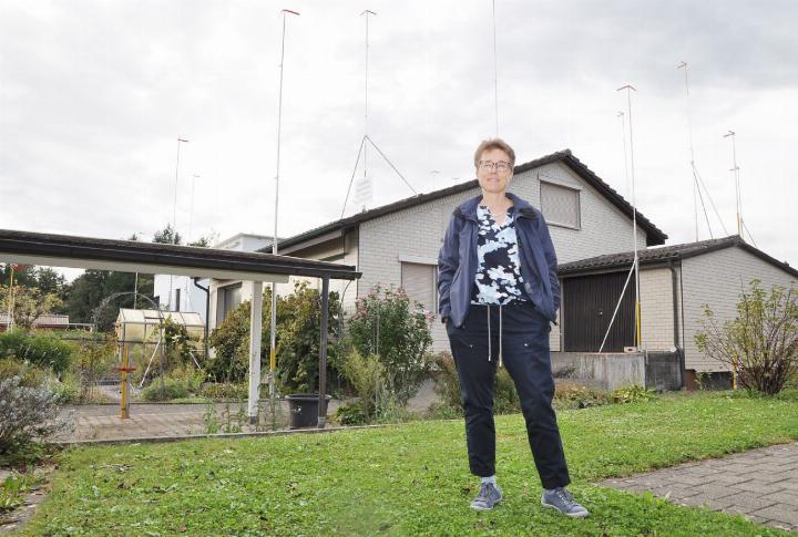 Nachbarin Regina von Hoff im letzten Herbst vor dem Häuschen, das einem Mehrfamilienhaus Platz machen soll. Kurz hinter dem Rasen, verläuft die Grundstücksgrenze, an die die Überbauung dicht heranreichen soll. Foto: Archiv/ml