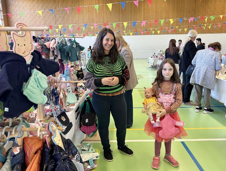 Marisa Giachhetto aus Birmenstorf kam mit Tochter Juno an den Kunst- und Talentmarkt. Juno kaufte mit ihrem Taschengeld ein Überraschungspaket beim Puppenkleiderstand von Andrea Zumstein. Das goldene Tüllkleid, welches darin war, gefiel der Puppenmama sichtlich. Fotos: dg