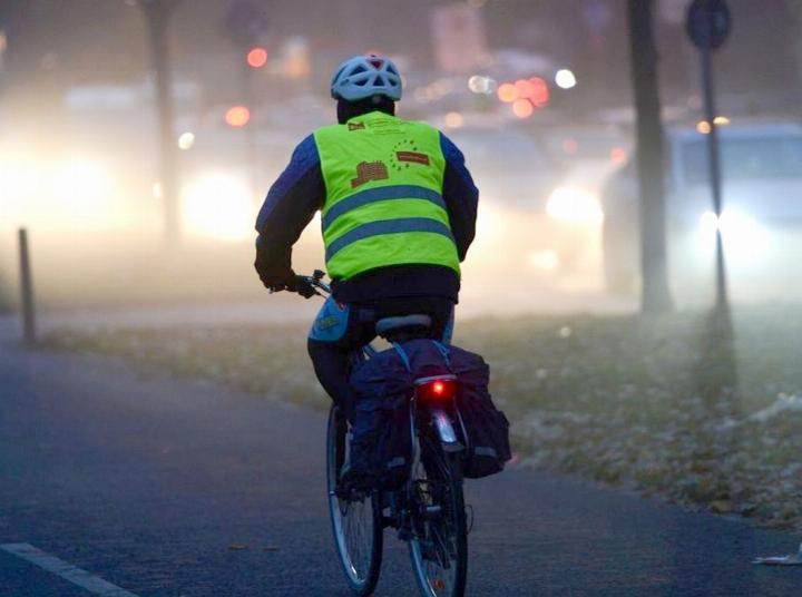 Beim Radfahren in der Dunkelheit und bei Nebel muss die Beleuchtung eingeschaltet sein. Foto: zVg