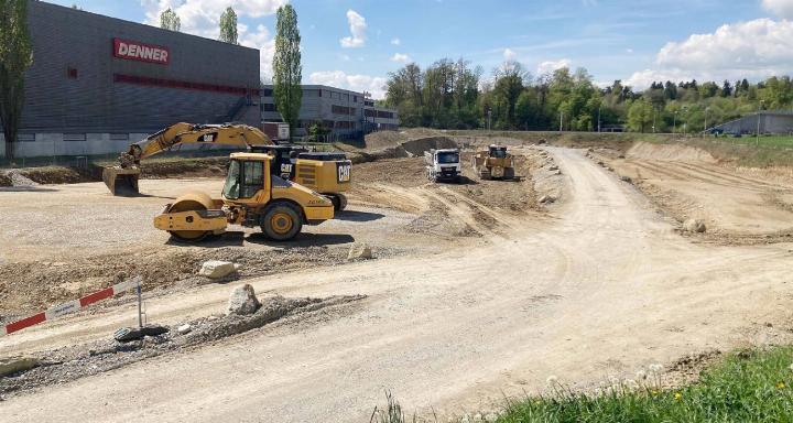 Hier befand sich die Zufahrt zur Kiesgrube Steiacher und die Radwaschanlage, rechts die Industriestrasse. Foto: mbe
