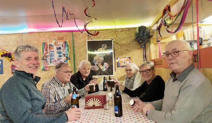 Die Stimmung ist in der Fasnachtsbeiz ausgelassen. Viele treffen sich spontan und geniessen die Stimmung. Fotos: dg