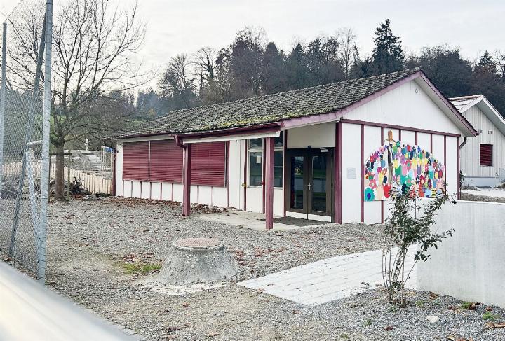 Der Kindergarten «Riedmatt» soll abgebrochen werden und an seiner Stelle soll ein Spielplatz entstehen. Foto: hhs