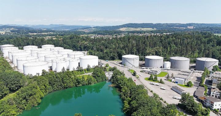 Die Tankanlage Mellingen ist das grösste Tanklager der Schweiz. Auf dem 25 Hektar grossen Gelände werden verteilt auf 25 Stehtanks rund 750 Millionen Liter Benzin, Diesel und Heizöl bevorratet. Eigentümer sind die Avia Tanklager Beteiligungs AG und die Socar Energy Switzerland GmbH. Fotos: ml/zVg