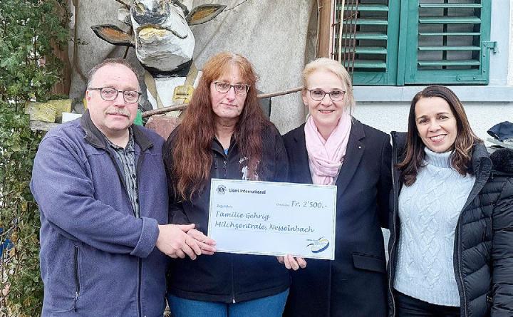 V. l.: Das Inhaberpaar der Milchzentrale, Reto und Silvia Gehrig, erhält vom Lions Club Bremgarten Reusstal, vertreten durch Brigitte Veil und Denise de Brito-Wittmann, einen Scheck über 2500 Franken. Foto: zVg