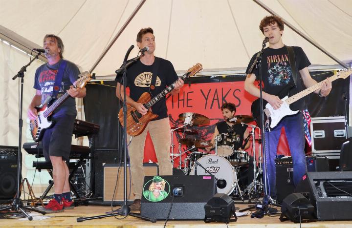The Yaks rockte am RüssChatze-Open-Air und am Sommerplausch vom FC Tägerig die Bühne. Foto: dg