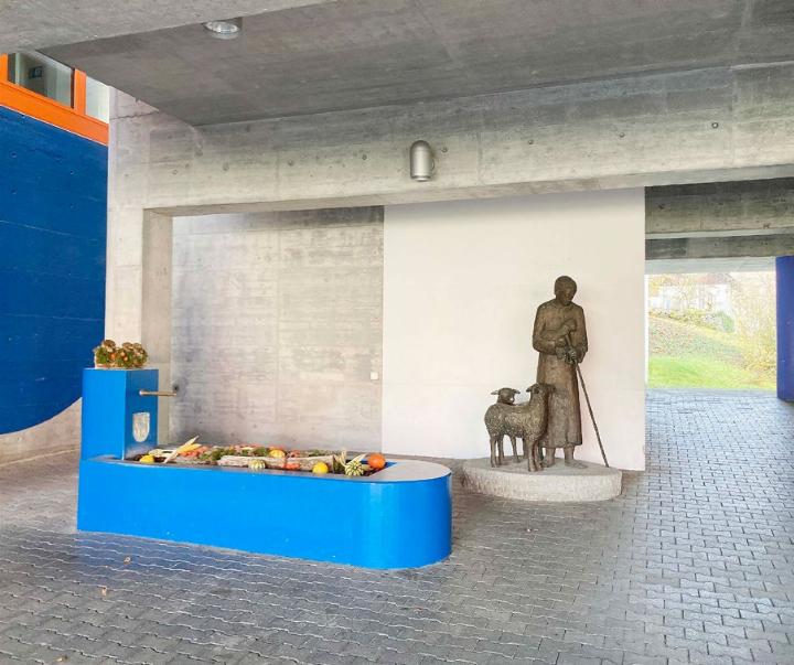 In diesem Bereich des Pfarreizentrums Gut Hirt beim Brunnen wird der «Baum der Nächstenliebe» ab 26. November aufgestellt. Foto: mbe