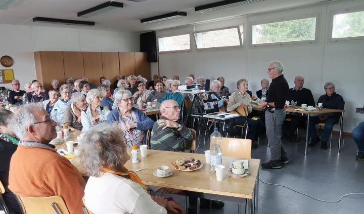 Viel Publikum in Niederwil: Der Vortrag von Hans Vock (r.) beim Seniorentreff Niederwil-Fischbach-Göslikon stiess auf grosses Interesse. Fotos: mbe