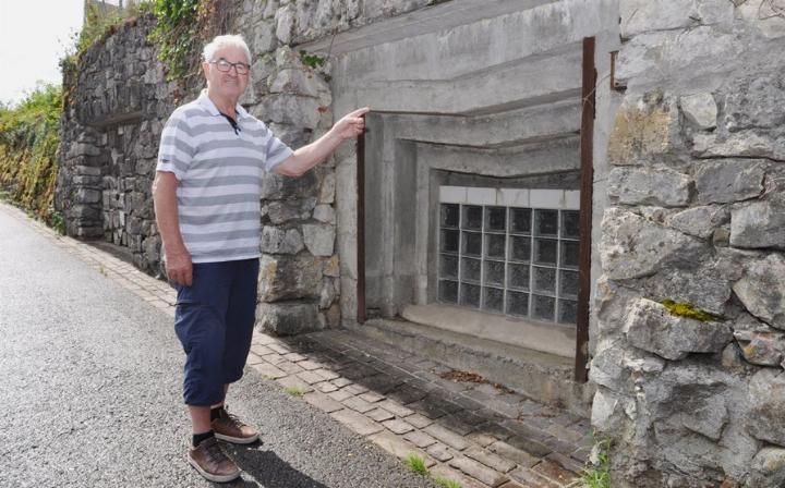 Richard Irniger 2023 vor einem der vier Bunker in der Buacherstrasse, die mittlerweile im Zuge der Überbauung abgerissen wurden. Foto: Archiv/ml