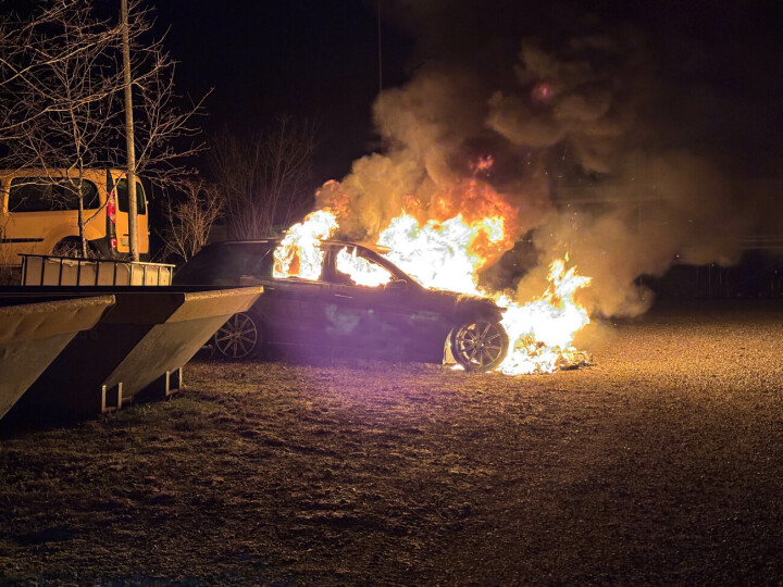 Der brennende Mercedes in Ueken. Foto: Kapo Aargau