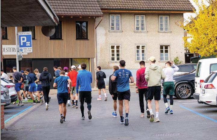 40 Läuferinnen und Läufer nahmen am Backyard Ultra Marathon teil. Start und Ziel war beim Kollerhaus. 40 Läuferinnen und Läufer nahmen am Backyard Ultra Marathon teil. Start und Ziel war beim Kollerhaus.