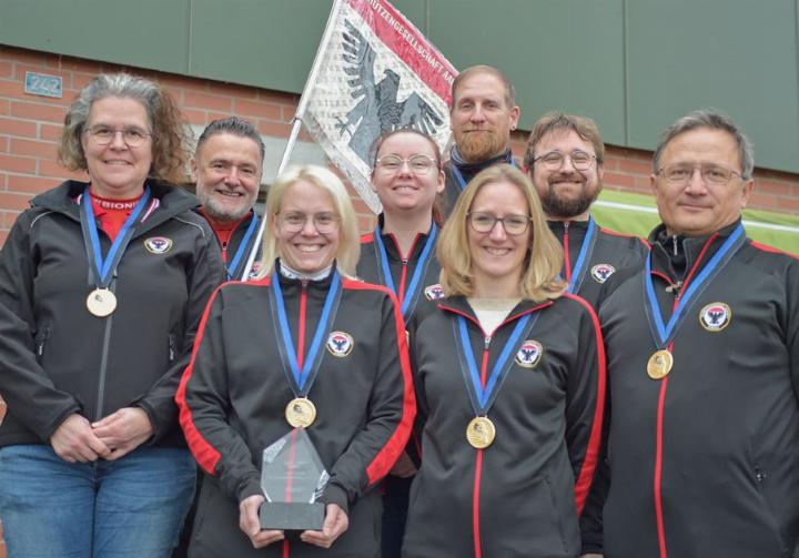 Erster Aargauer Mannschaftsmeistertitel für die SG Aarau seit 2021: (vorne, von links) Silvia Plaz, Michèle Maurer, Bettina Bereuter, Daniel Kretz; (hinten, von links) Jörg Fankhauser, Olivia Rossi, Marcel Ackermann und Andrea Rossi. Foto: zVg