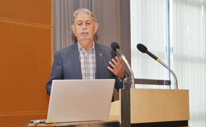 Peter Huber stellte am Infoanlass im Mai das Projekt an der ARA Rehmatten vor, für das an der Gmeind ein Kredit genehmigt werden soll. Foto: ml