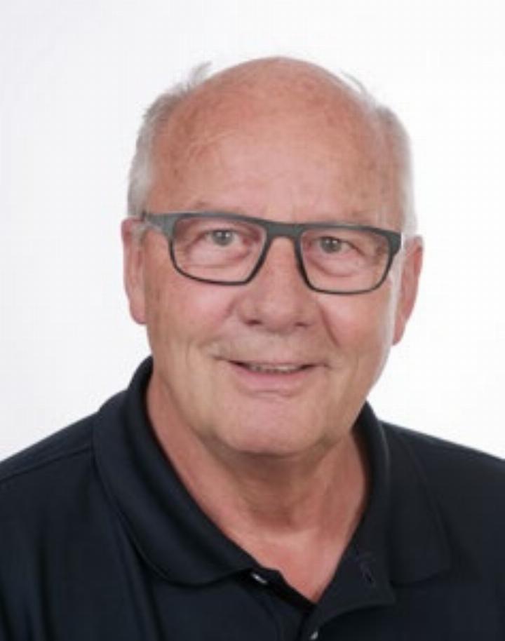 Markus Jost, pens. Gemeindeschreiber, lebt zusammen mit seiner Frau in Wohlenschwil. Er geniesst das Rentnerdasein, pflegt gelenkschonende Sportarten und liebt kulturelle Kulinarik.