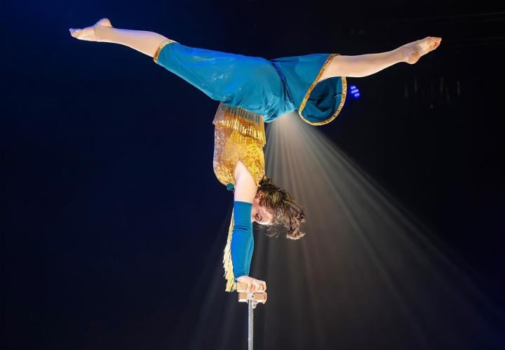 Loana Lokaichuk zeigt eine Handstand-Darbietung. Fotos: Felix Wey/zVg