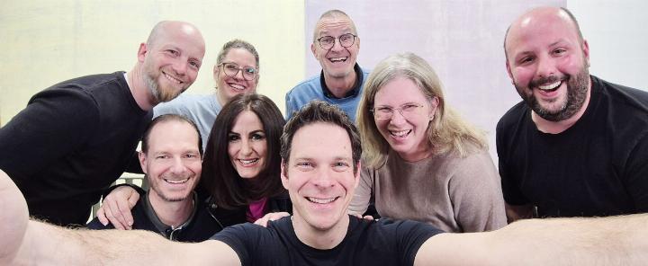 Das Organisationskomitee. Hinten von links: Alex Zehnder, Angela Kaiser, Rico Rimann. Vorne von links: Jürg Schraner, Tanja Brünning, Christian Suhner, Sonja Kaufmann, Nico Seifritz. Raphael Peterhans war abwesend. Fotos: Dorffest Christian Suhner: mbe. Andere Fotos: zVg