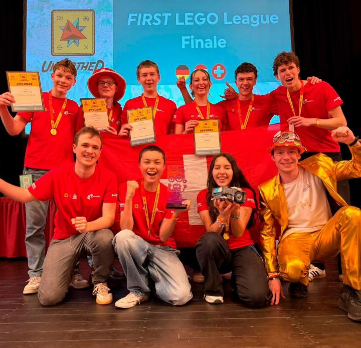 Das Robotik-Team Mindfactory. Oben, v. l.: Roman Suter (Gebenstorf), Alexander Straub (Safenwil), Anton Zimmermann (Ennetbaden), Ella Robinson (Muri), Tim Föhner (Baden), Yaron Traub (Stetten). Unten, v. l.: Yuri Honegger Coach (Baden), Sven Höchli (Gebenstorf), Sofia Peis (Brugg), Tim Waibel (Moderator). Foto: zVg