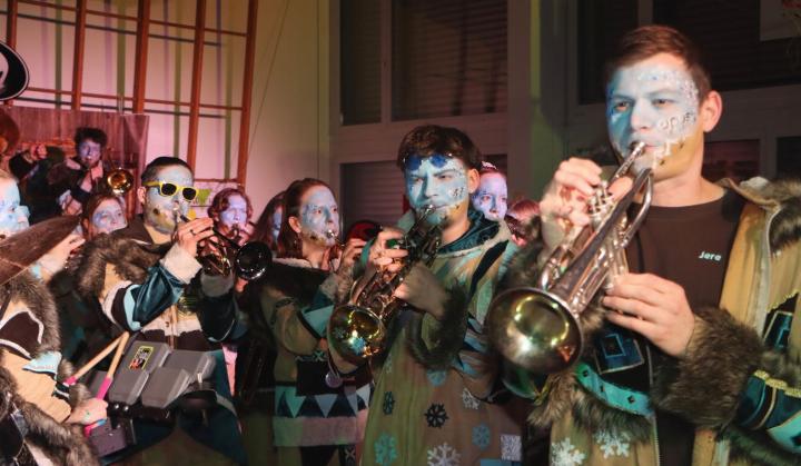 Noch steht in den Sternen, ob wegen des Schulhausprojekts die Mü-Mä Fäger als Organisatoren des Anlasses ihre Guggenpower wieder durchführen können. Doch diesmal gaben zwölf Guggen – wie diese Gastgugge – noch Vollgas. Fotos: dg