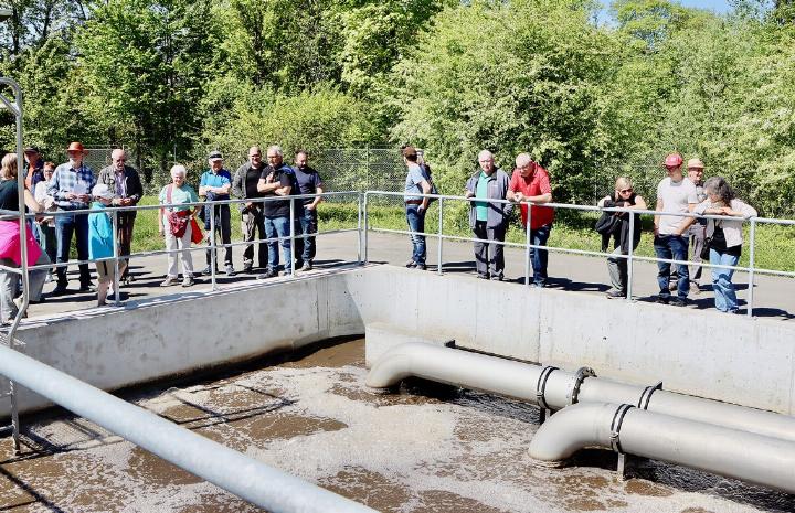 Bei der biologischen Reinigungsstufe ist das Abwasser immer noch als braune Brühe zu sehen. Erst nach der letzten Reinigungsstufe mit Membranfiltern ist das Wasser wieder sauber.