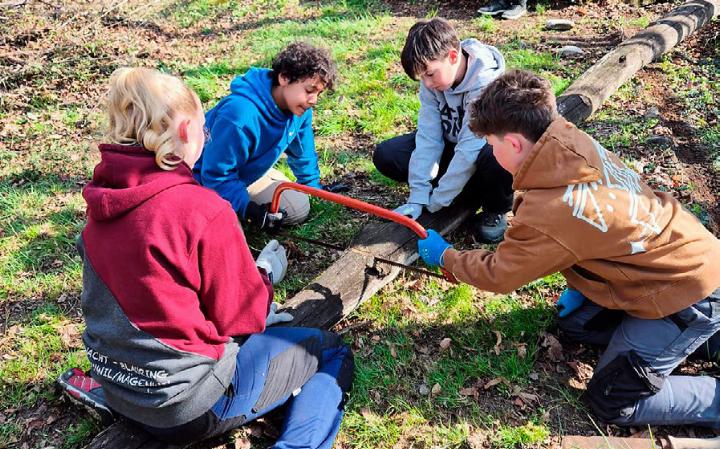 Die Lagerteilnehmenden packen an beim Sozialeinsatz. Foto: zVg