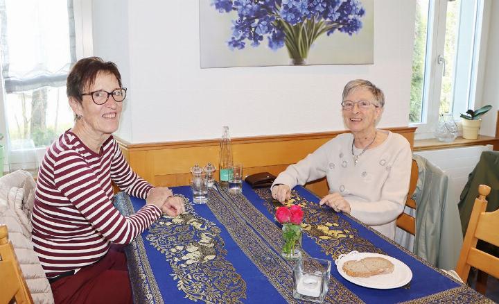 Dora Schneider (r.) war mit ihrer Cousine Maria Frey (l.) im «Rössli». Beide rühmten das gute Essen und bedauern, dass das «Rössli» schliesst. Sie waren wegen den Zumsteins vor Ort.