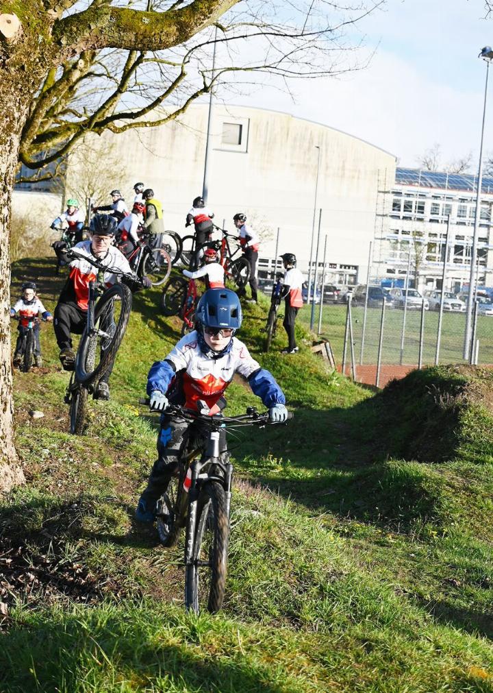 Auf der Bikebahn werden Hügelfahren und erste Sprünge geübt. Foto: sl
