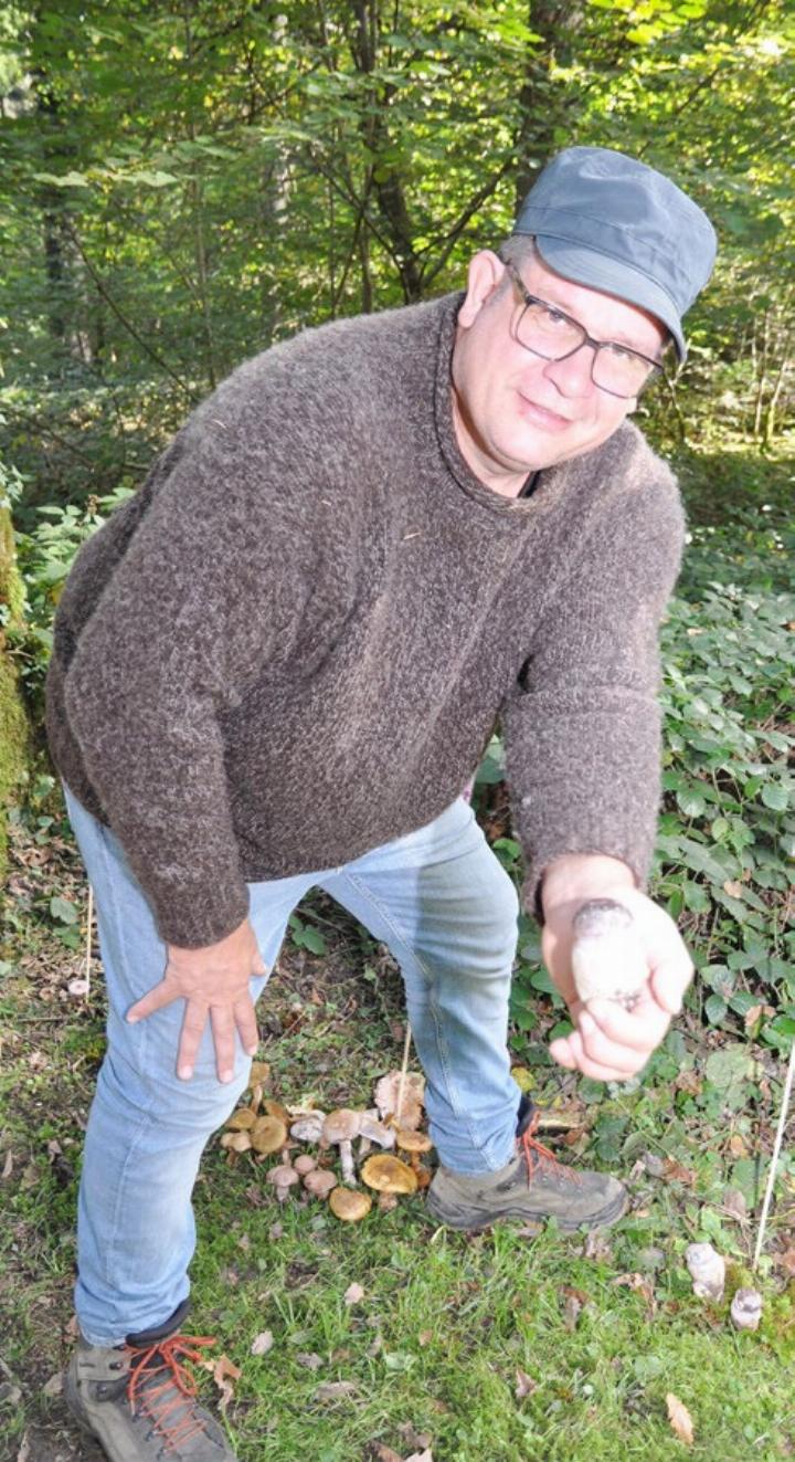 Gregor Spiess, Technischer Leiter beim Pilzverein, zeigt einen nicht so häufigen Speisepilz: die Schleiereule.