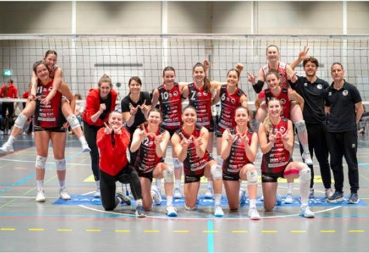 Luana Petris (2. v. l. in der vorderen Reihe) nach dem Sieg gegen die Eaglets am Samstag. Foto: zVg