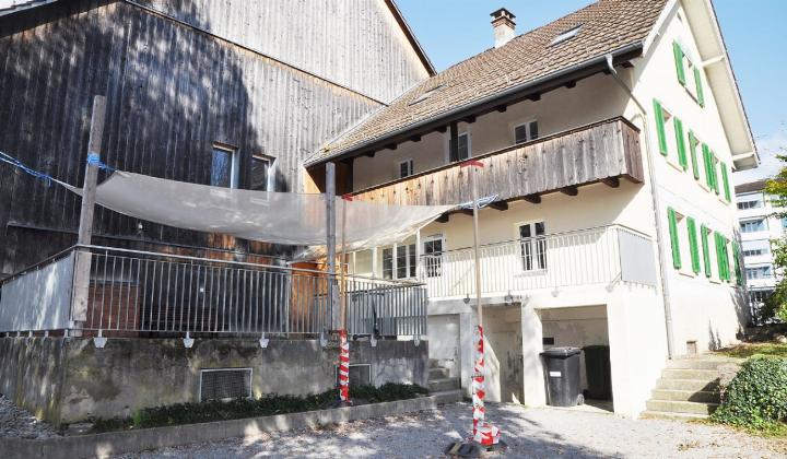 Die Perimeter für die neue Fluchttreppe stehen bereits. Die Freitreppe aus Metall führt vom Obergeschoss über die Terrasse nach draussen. Im Falle eines Brandes dient sie als Fluchtweg für die Tagesstrukturen. Foto: ml