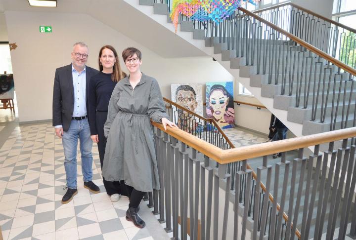 Gesamtschulleiter Guido Hirschvogl mit den Lehrerinnen Katharina Kälin und Rebekka Moser (v. l.), welche die Werkausstellung kuratiert haben. Auf mehreren Stockwerken wurden die Arbeiten der 430 Lernenden gezeigt. Fotos: ml