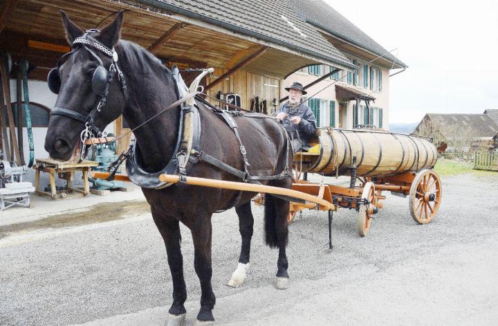 Fritz Humm präsentiert auf seinem Hof den von ihm restaurierten historischen Güllewagen. Foto: bg