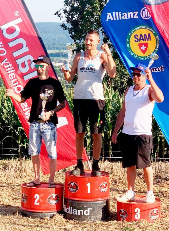 Das Podest des Tages: Zuoberst steht Marco Abt. Links davon Dennis Fischer, und rechts Christian Strebel aus Birrhard. Foto: zVg