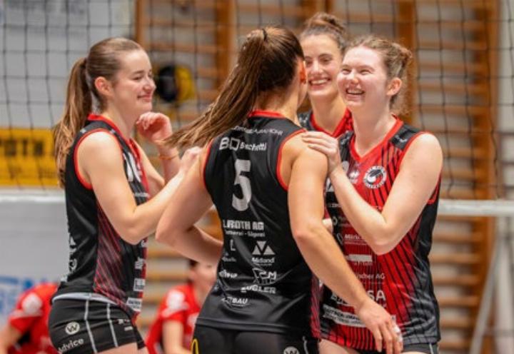 Luana Petris (ganz rechts) feiert mit Teamkolleginnen.. Foto: zVg