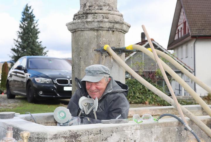 Steinmetz Rolf Glanzmann restauriert den Brunnen vor der Alten Kirche. Fotos: dg