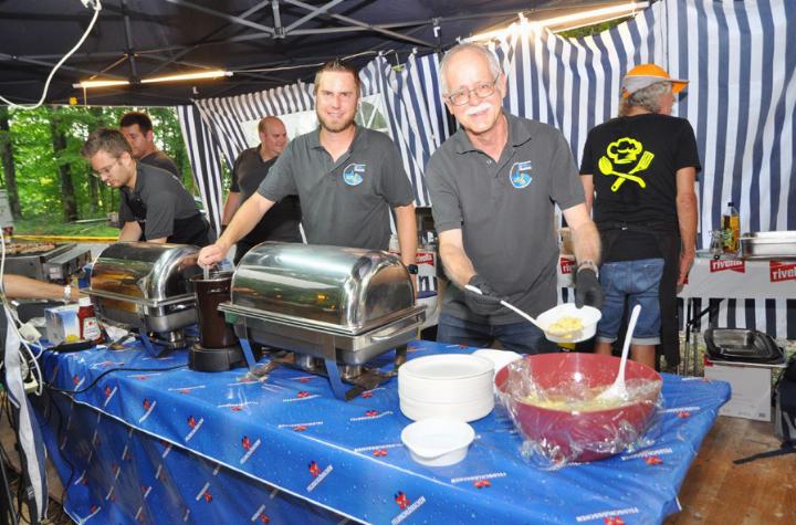 Pascal Herzog (Präsident) und Ex-Gemeindeschreiber Rolf Meier vom Musikverein Tägerig beim Schöpfen des Kartoffelsalats. Fotos: ml