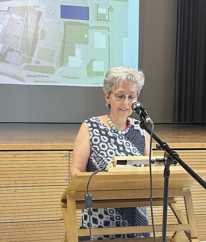 Cornelia Stutz stellt das Projekt für das neue Gemeindehaus vor. Fotos: hhs